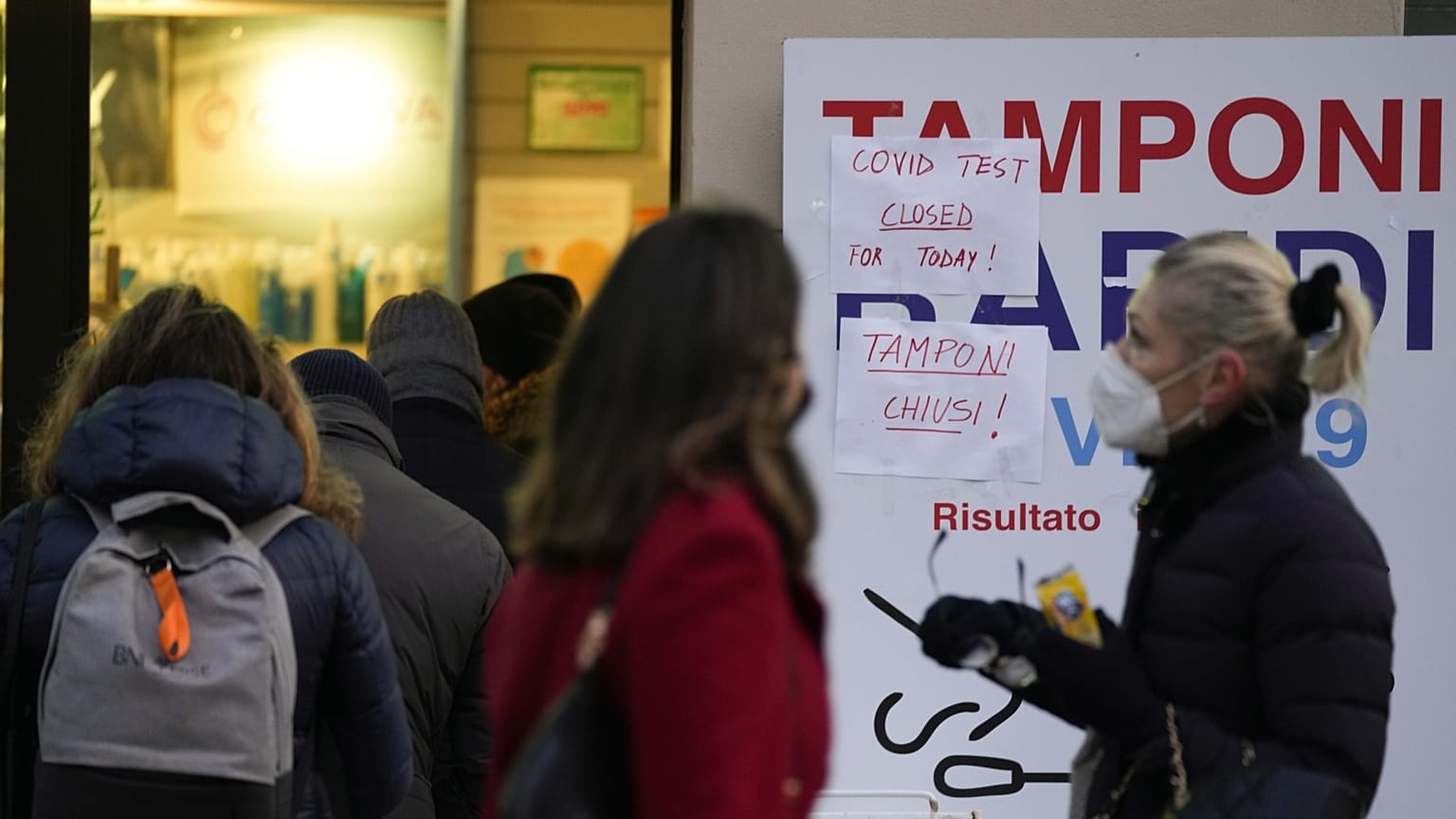 Karácsony előtti sorbanállás gyorstesztekért egy milánói patika előtt