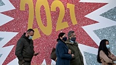 مشترون ينتظرون أمام متجر في برلين، ألمانيا.