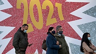 مشترون ينتظرون أمام متجر في برلين، ألمانيا.