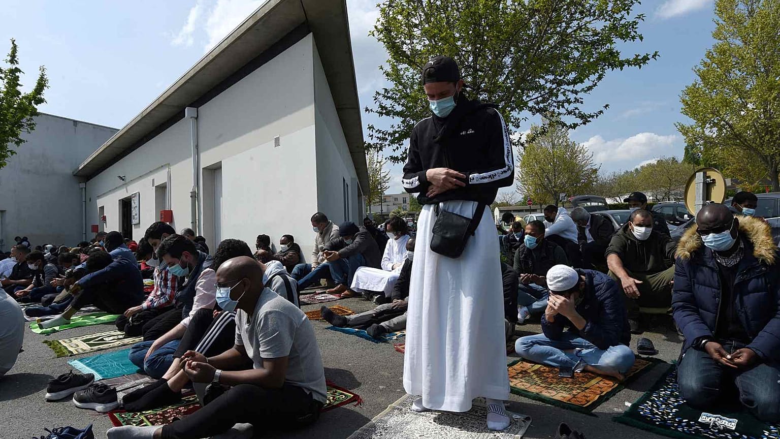 صلاة الجمعة في المركز الثقافي الإسلامي ابن سينا في مدينة رين غرب فرنسا، 30 أبريل 2021