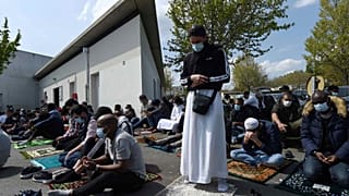صلاة الجمعة في المركز الثقافي الإسلامي ابن سينا في مدينة رين غرب فرنسا، 30 أبريل 2021