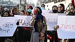 نساء يحملن لافتات خلال مظاهرة للمطالبة بإنهاء عمليات القتل خارج نطاق القضاء بحق مسؤولين سابقين في النظام السابق، في كابول، أفغانستان، في 28 ديسمبر 2021.