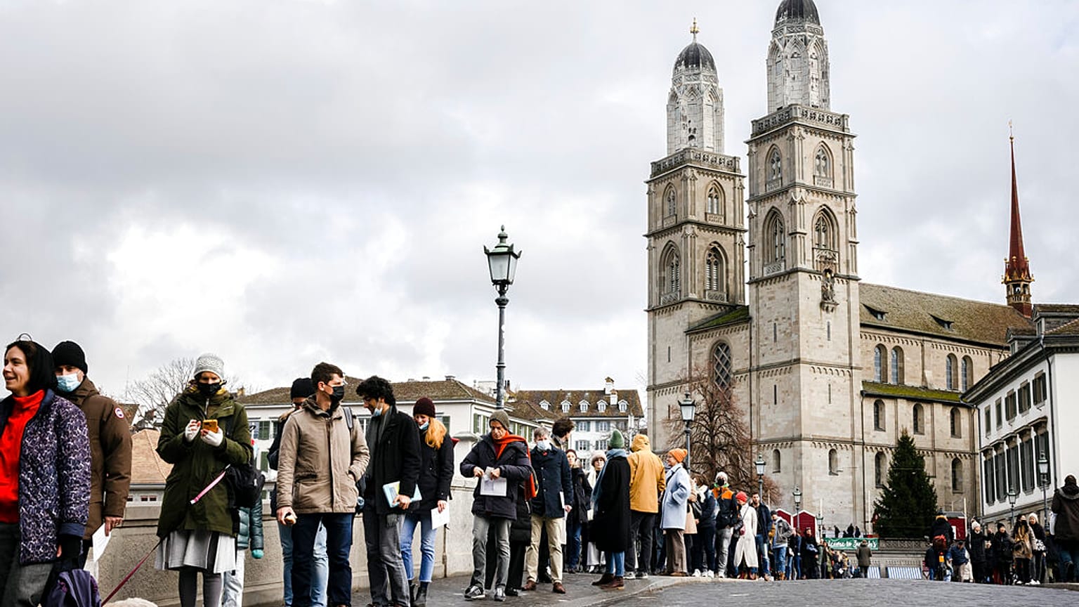 Schlangestehen in Coronazeiten in Zürich in der Schweiz