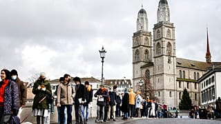 Schlangestehen in Coronazeiten in Zürich in der Schweiz