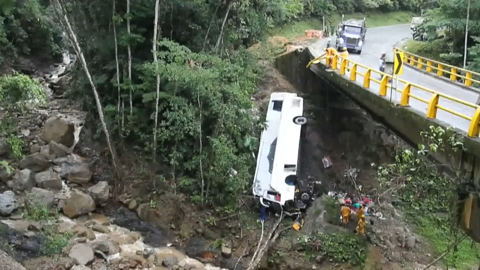 El autocar rompió las barreras y cayó por el precipio.