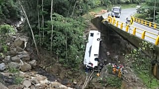 El autocar rompió las barreras y cayó por el precipio.