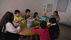 Gabriela Zarate mit ihren eigenen Kindern und denen ihrer Schwester