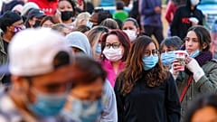 Des personnes masquées dans un centre commercial en Californie, novembre 2021, USA