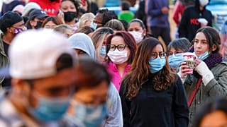Des personnes masquées dans un centre commercial en Californie, novembre 2021, USA