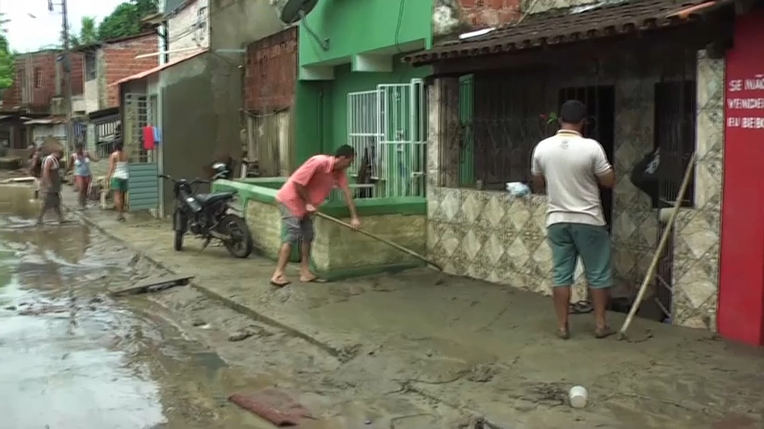 Cheias no Brasil fazem 34 mil desalojados e vítimas mortais estão a subir