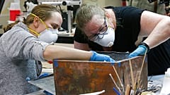 Restauratorinnen bei der Arbeit