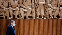 Премьер-министр Италии Марио Драги прибывает на традиционную пресс-конференцию в конце года в Рим в среду, 22 декабря 2021 г.
