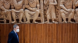 Премьер-министр Италии Марио Драги прибывает на традиционную пресс-конференцию в конце года в Рим в среду, 22 декабря 2021 г.