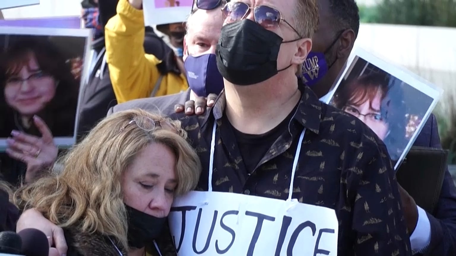 Los padres de Valentina, devastados durante su comparecencia para exigir justicia por lo sucedido