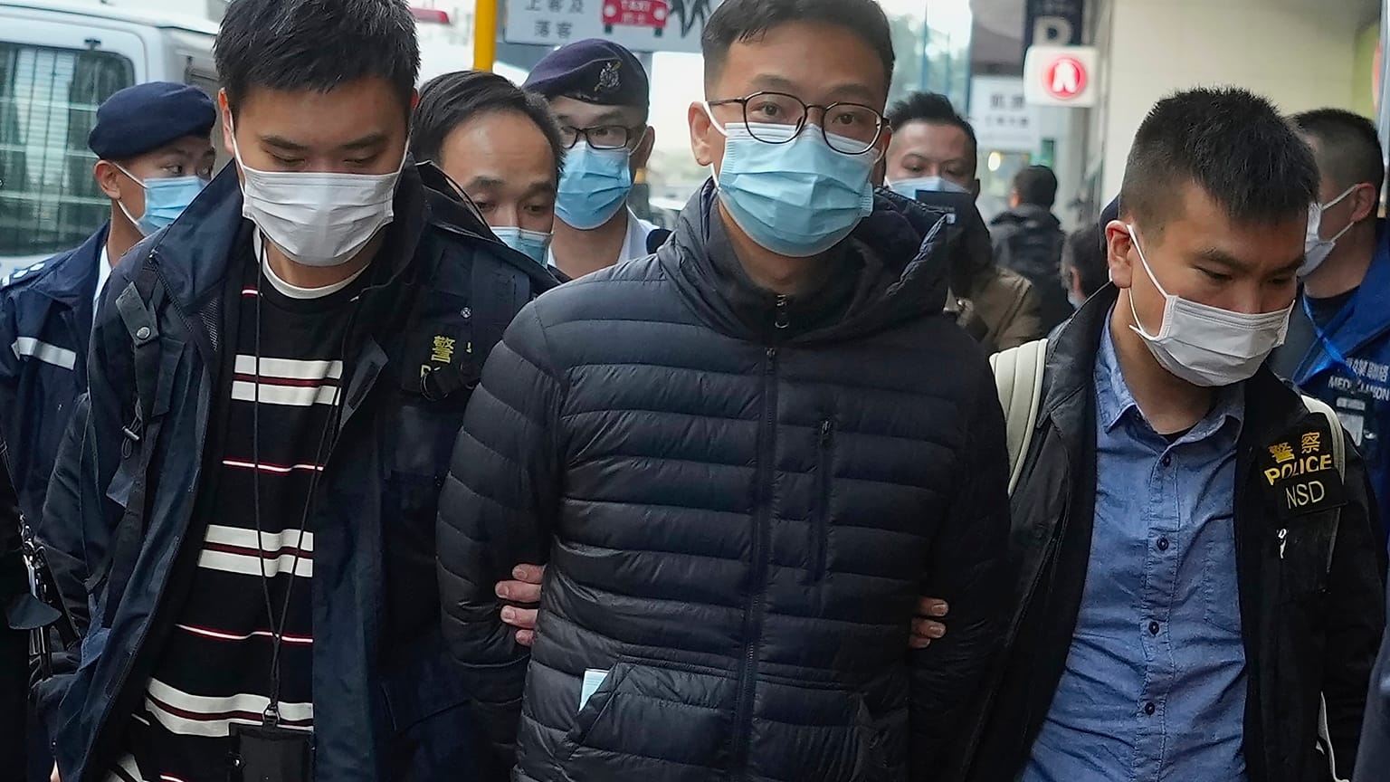 Der Herausgeber von Stand News, Patrick Lam, bei seiner Verhaftung 29. Dezember 2021 n Hongkong 