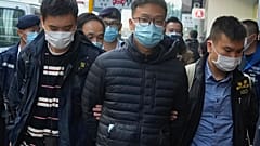 Der Herausgeber von Stand News, Patrick Lam, bei seiner Verhaftung 29. Dezember 2021 n Hongkong 