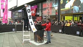 Quemando los malos recuerdos de 2021 en pleno Times Square