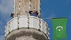 Archív felvétel: müezzin hívja imára a híveket egy szarajevói mecset minaretjéből