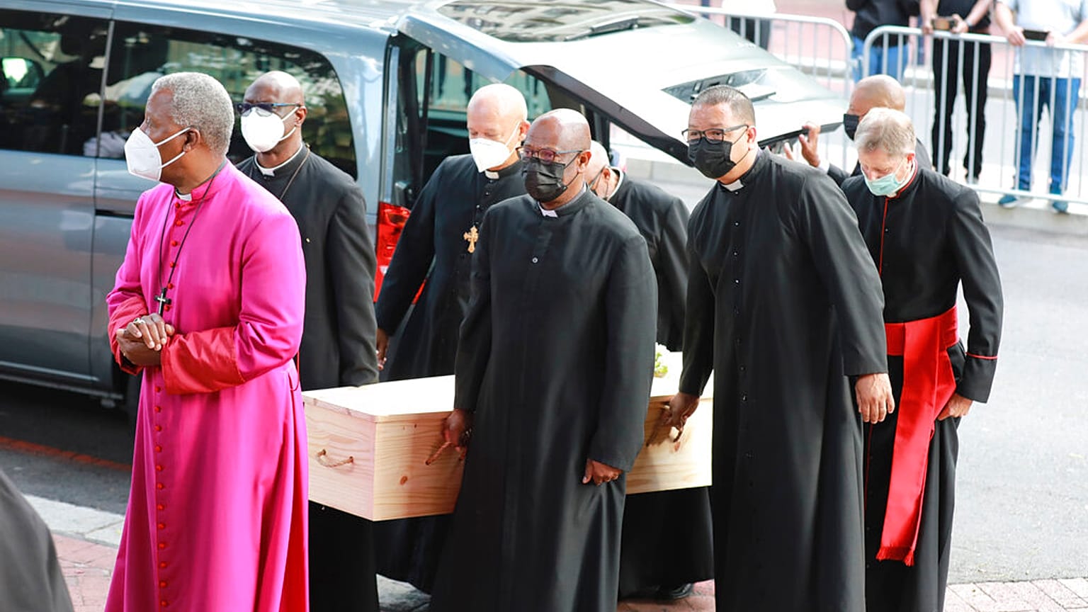 La bara di Tutu viene trasportata dentro la cattedrale
