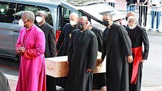 La bara di Tutu viene trasportata dentro la cattedrale