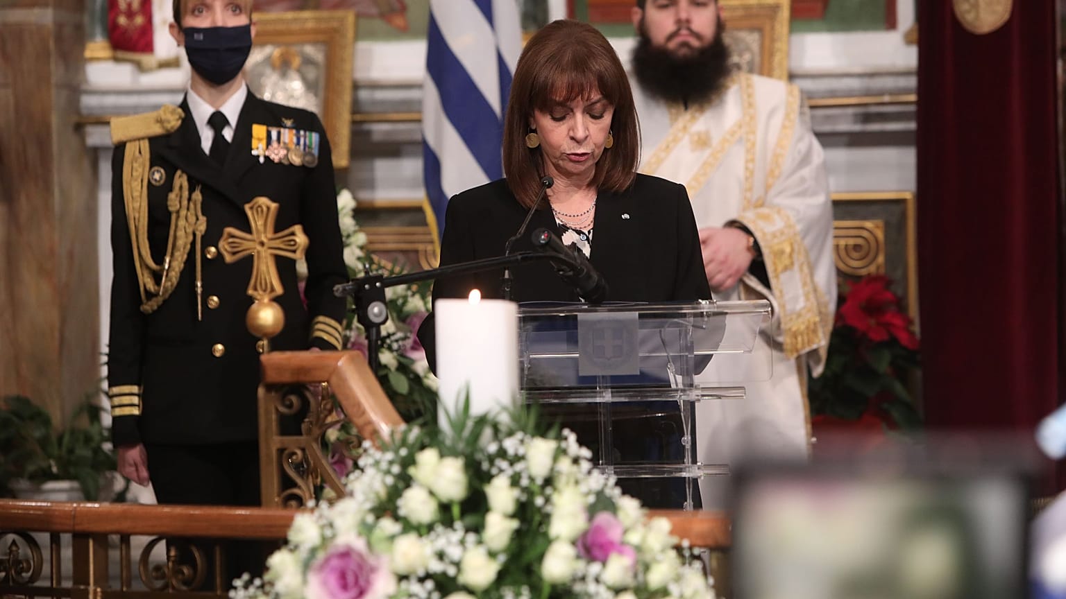 Η Πρόεδρος της Δημοκρατίας την ώρα του επικήδειου για τον Κάρολο Παπούλια