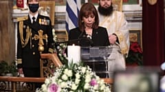 Η Πρόεδρος της Δημοκρατίας την ώρα του επικήδειου για τον Κάρολο Παπούλια