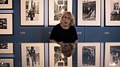 Sabine Weiss posiert vor ihren Bildern bei einer Retrospektive in Vannes (Juli 2020)