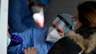 Μέλη του ΕΟΔΥ πραγματοποιούν λήψεις για rapid test