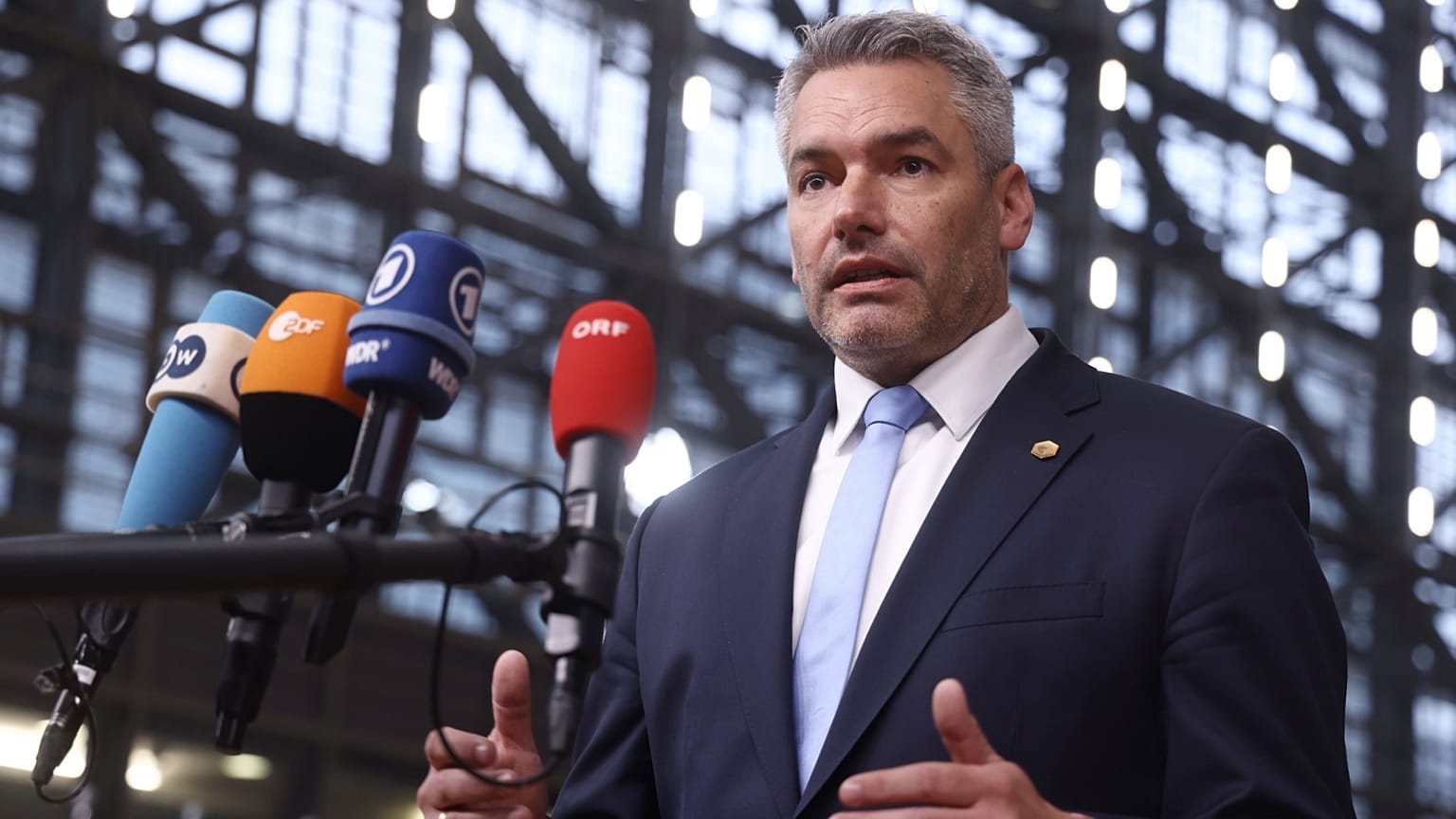 Karl Nehammer, az új osztrák kancellár az Európai Unió brüsszeli csúcsértekezletén