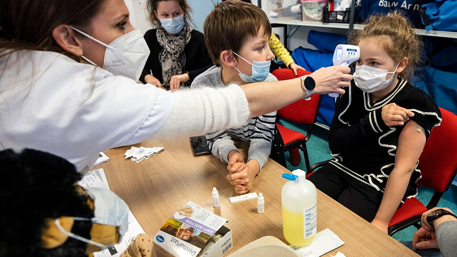 Kinder in einem Impfzentrum in Frankreich