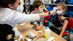 Kinder in einem Impfzentrum in Frankreich