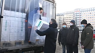 Februári felvétel: kínai vakcinákat szállító teherautó érkezik a fővárosi kormányhivatal telephelyére 