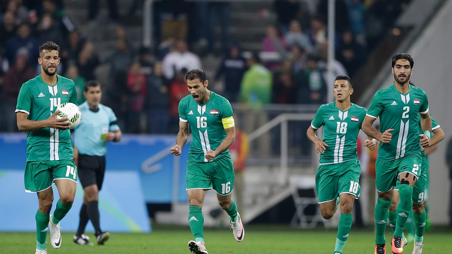 لاعبين في المنتخب العراقي لفريقه خلال مباراة المجموعة في بطولة كرة القدم الأولمبية للرجال في ساو باولو، البرازيل. 2016/08/10