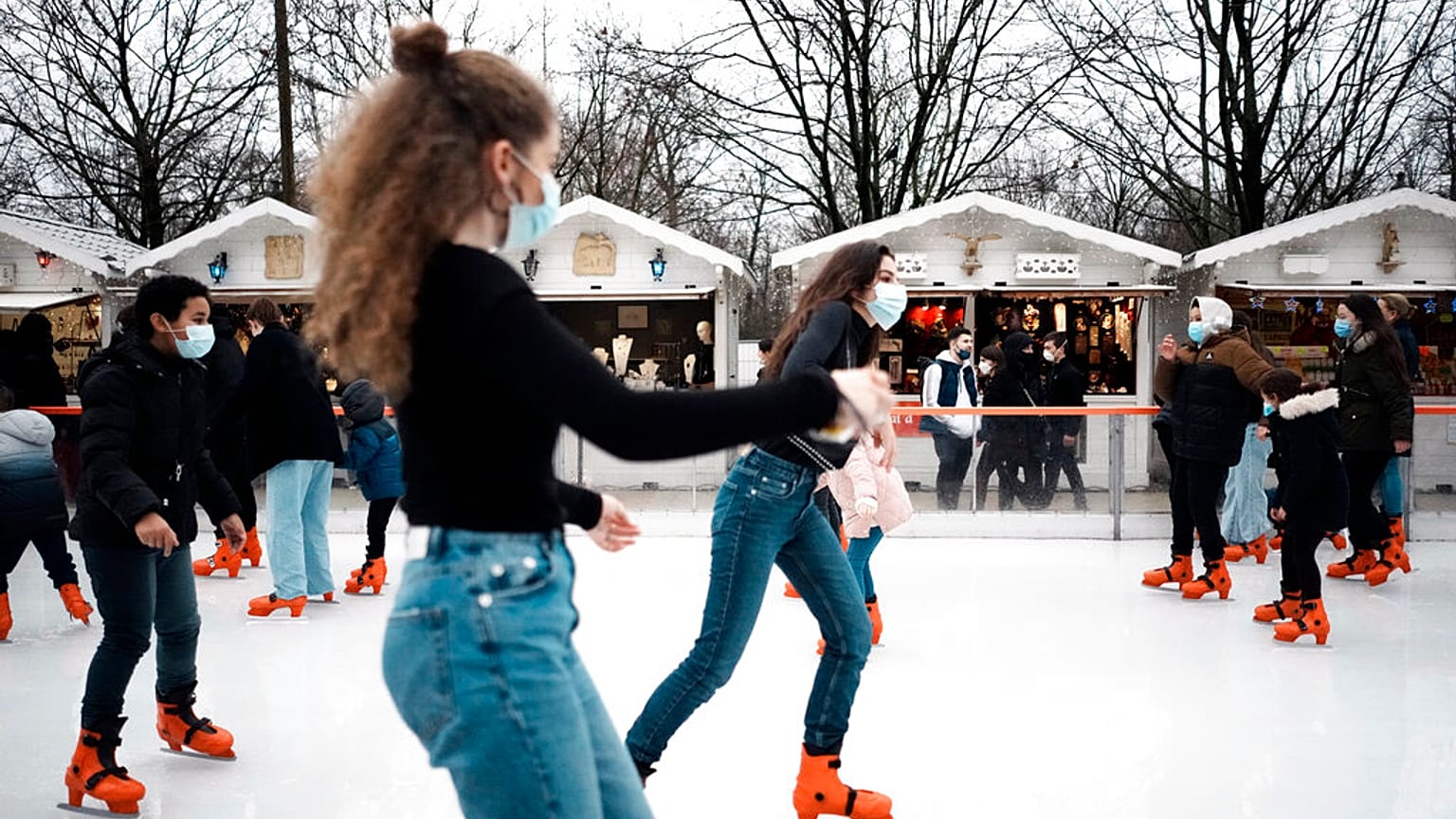 Eine Eislauffläche in Paris - trotz steigender Zahl der Neuinfektionen mit dem Coronavirus