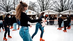 Eine Eislauffläche in Paris - trotz steigender Zahl der Neuinfektionen mit dem Coronavirus