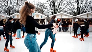 Eine Eislauffläche in Paris - trotz steigender Zahl der Neuinfektionen mit dem Coronavirus