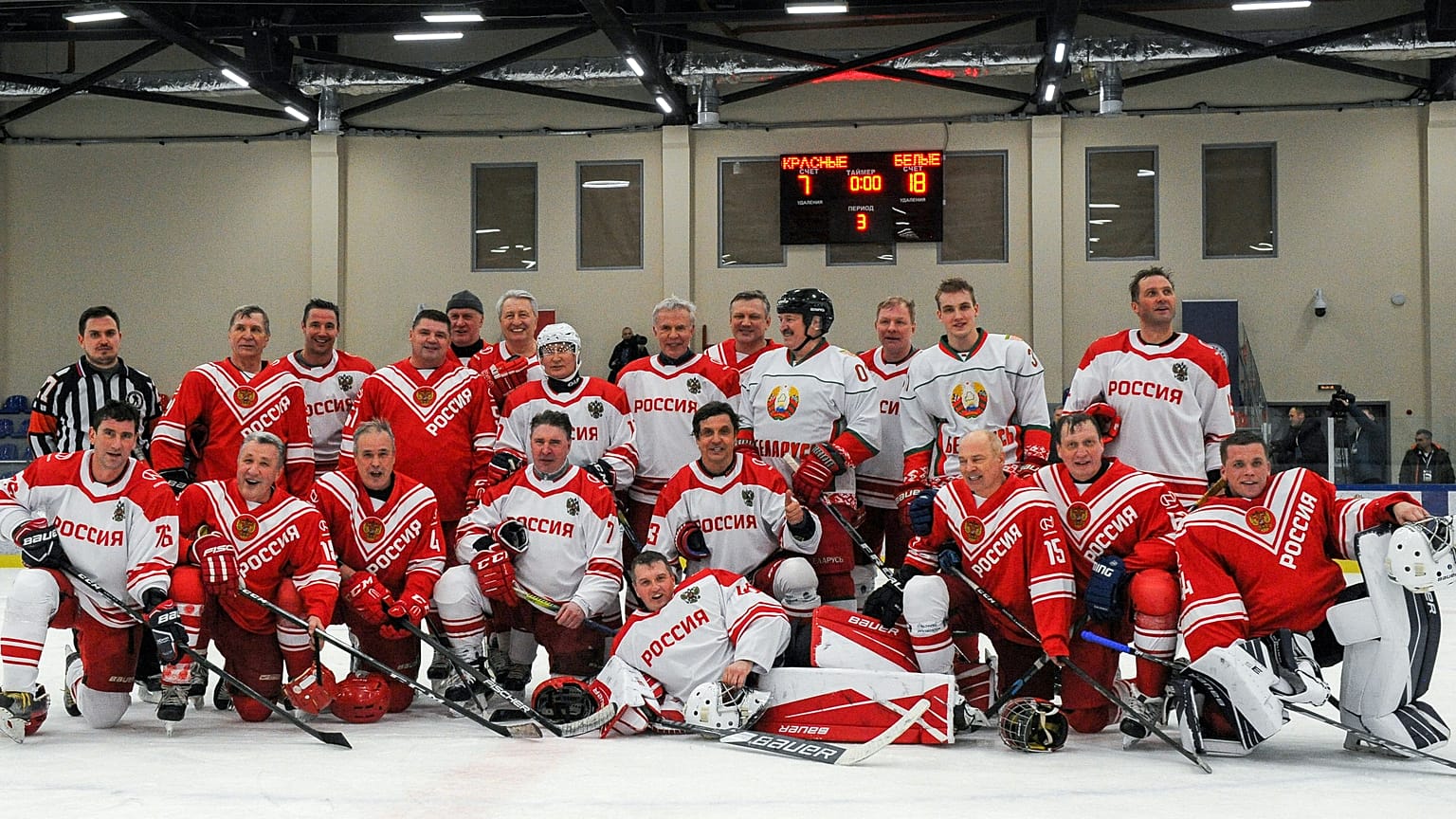 Wladimir Putin und Alexander Lukaschenko posieren nach einem gemeinsamen Eishockeyspiel in  St. Petersburg.
