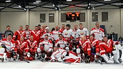 Wladimir Putin und Alexander Lukaschenko posieren nach einem gemeinsamen Eishockeyspiel in  St. Petersburg.
