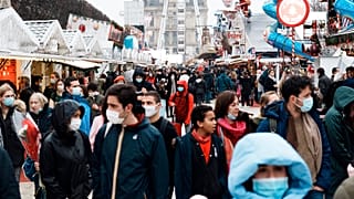 Menschen mit Masken in Paris in Frankreich bei sehr hohen Infektionszahlen mit der Omikron-Variante