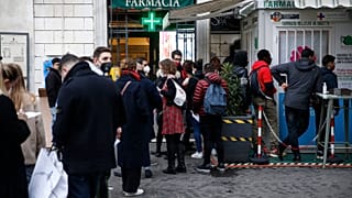 Ουρές για τεστ στα ιταλικά φαρμακεία