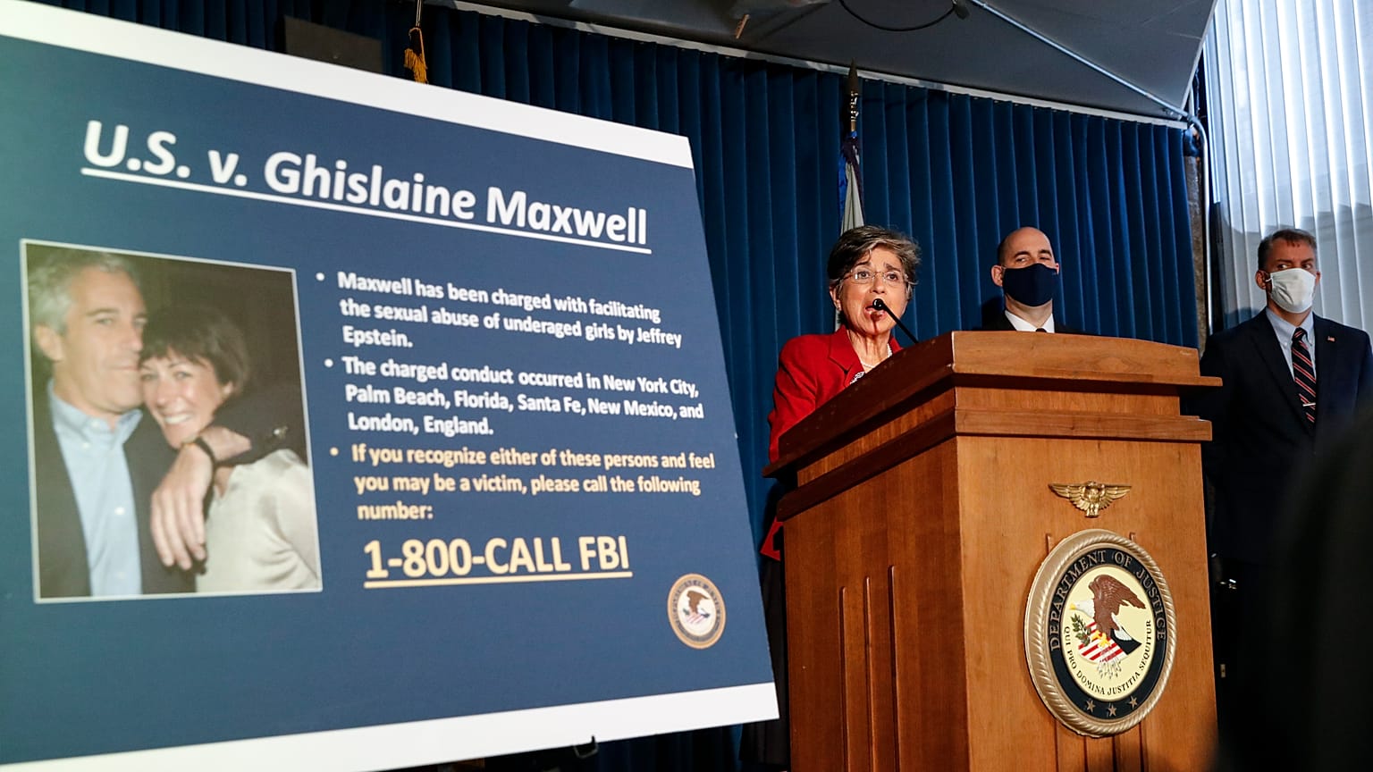 Ein Plakat der US-Justiz zeigt Maxwell und Epstein (Aufnahme aus dem Juli 2020)