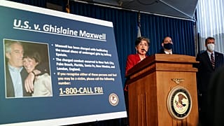 Ein Plakat der US-Justiz zeigt Maxwell und Epstein (Aufnahme aus dem Juli 2020)