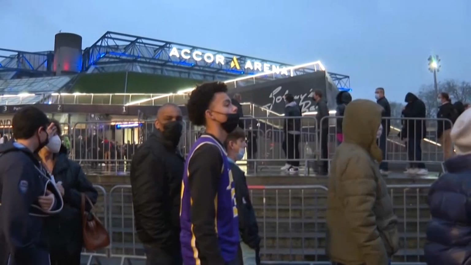 Anstehen für Basketball: Menschen vor dem Eingang der Veranstaltungshalle in Paris-Bercy