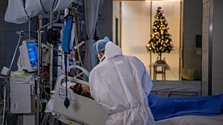 Védőfelszerelést viselő orvos a Magyar Honvédség Egészségügyi Központja, a Honvédkórház Covid19-betegek ellátására kialakított intenzív osztályán 2021. december 15-én