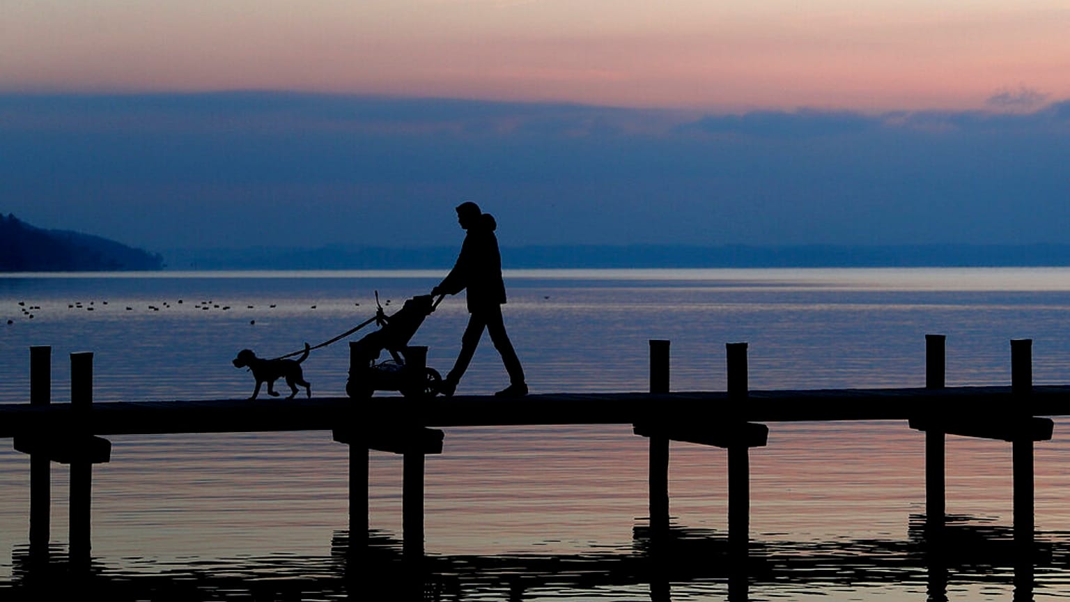 Vater mit Kinderwagen am Starnberger See
