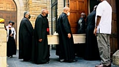 Tutus Leichnam wird in die Kathedrale gebracht. Dort wird er aufgebahrt.