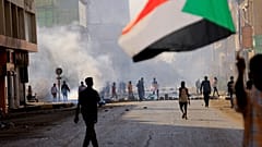 متظاهرون في مسيرة احتجاج على الحكم العسكري في الخرطوم يوم 19 ديسمبر كانون الأول 2021.