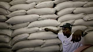 Archív felvétel: az ENSZ Világélelmezési Programjának (WFP) munkatársa egy szudáni segélyraktárban