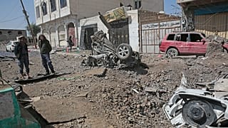 قوات الشرطة تتفقد موقع غارة جوية للتحالف بقيادة السعودية في صنعاء، اليمن