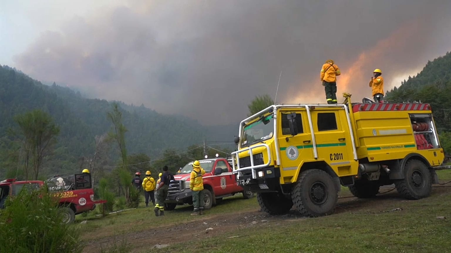 Bomberos tratan de apagar el fuego
